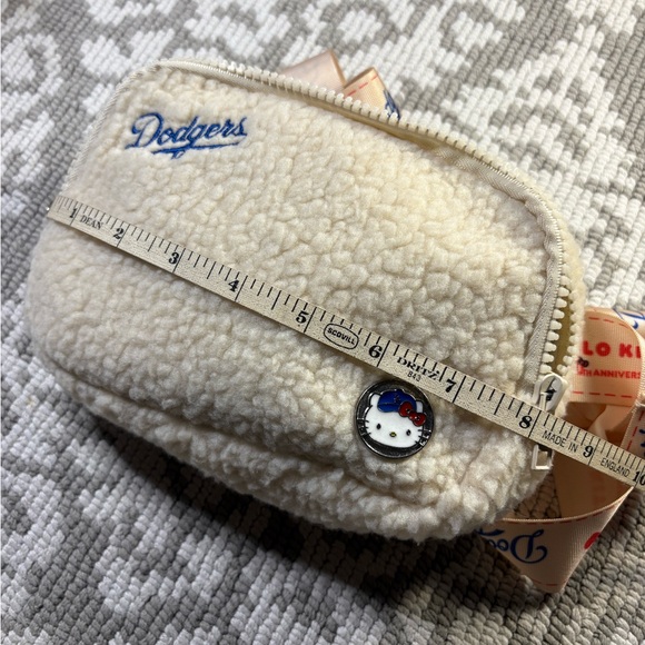 Dodgers x Hello Kitty 50th Anniversary- 2024 Fanny Pack/ Crossbody- New, unused - Picture 5 of 7